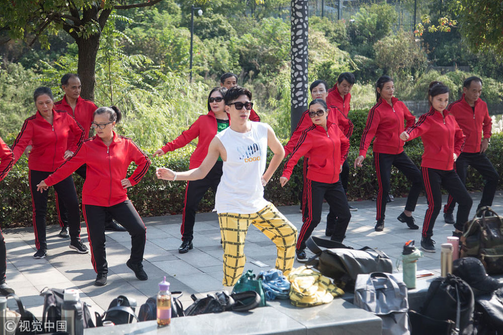 奔九老奶奶广场舞跳网络神曲斗舞不输90后