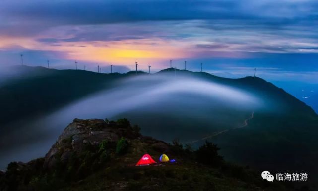 打上了一层高光闪闪发亮,映地满山青绿都失了颜色云顶山庄【预定电话