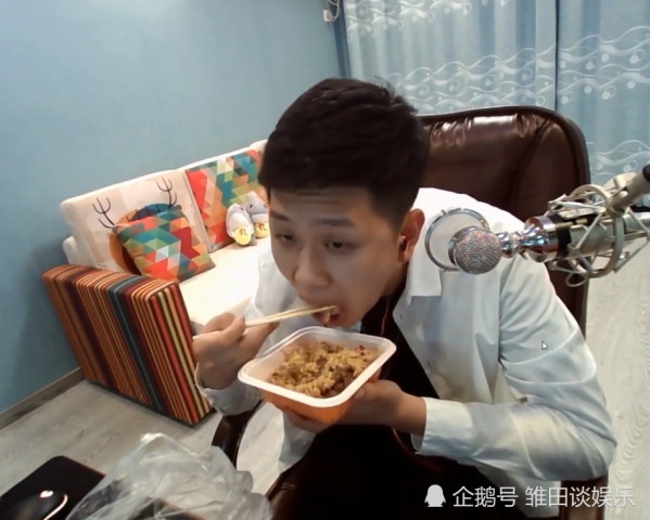 王境泽斗鱼首秀,直播吃炒饭笑哭网友:真香!