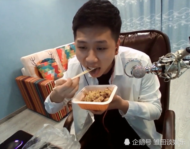 王境泽斗鱼首秀,直播吃炒饭笑哭网友:真香!