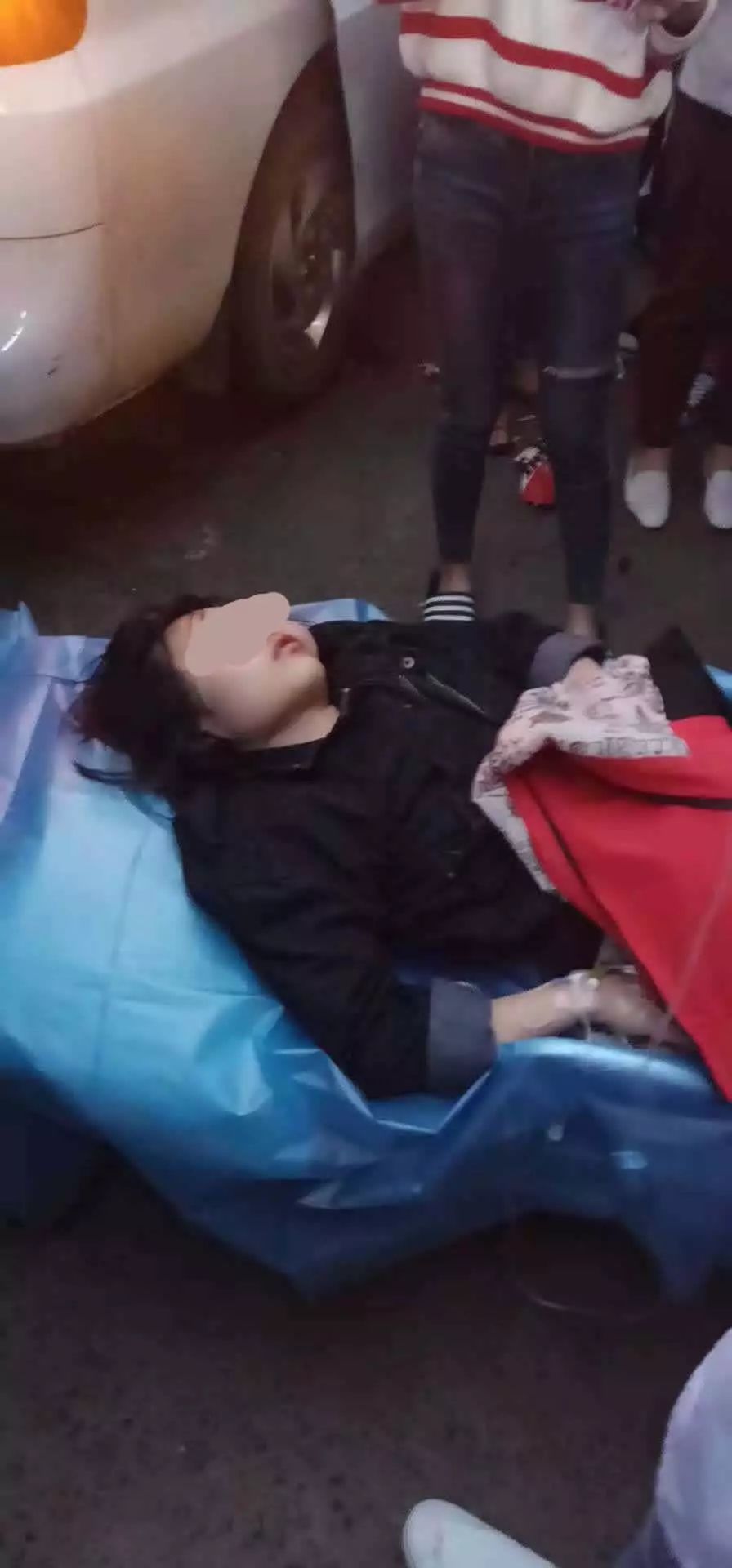 藤县新庆镇又现"鬼火英雄"这次带着妹子撞电线杆