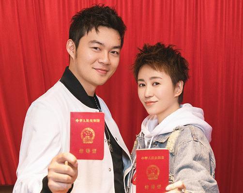赵丽颖冯绍峰领证!盘点2018年结婚的明星夫妻