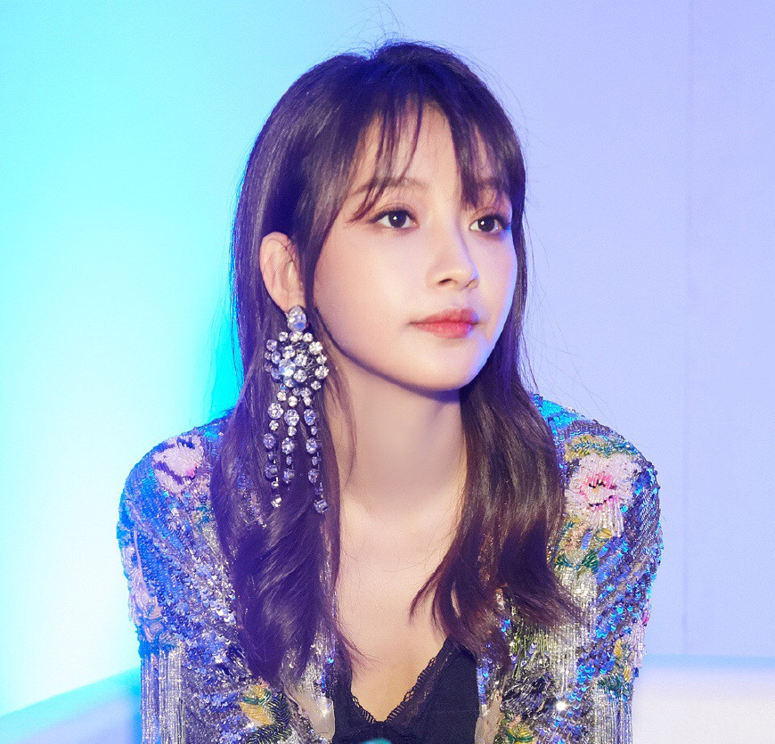 空气刘海过时了,孙怡用法式刘海搭配卷发,美成