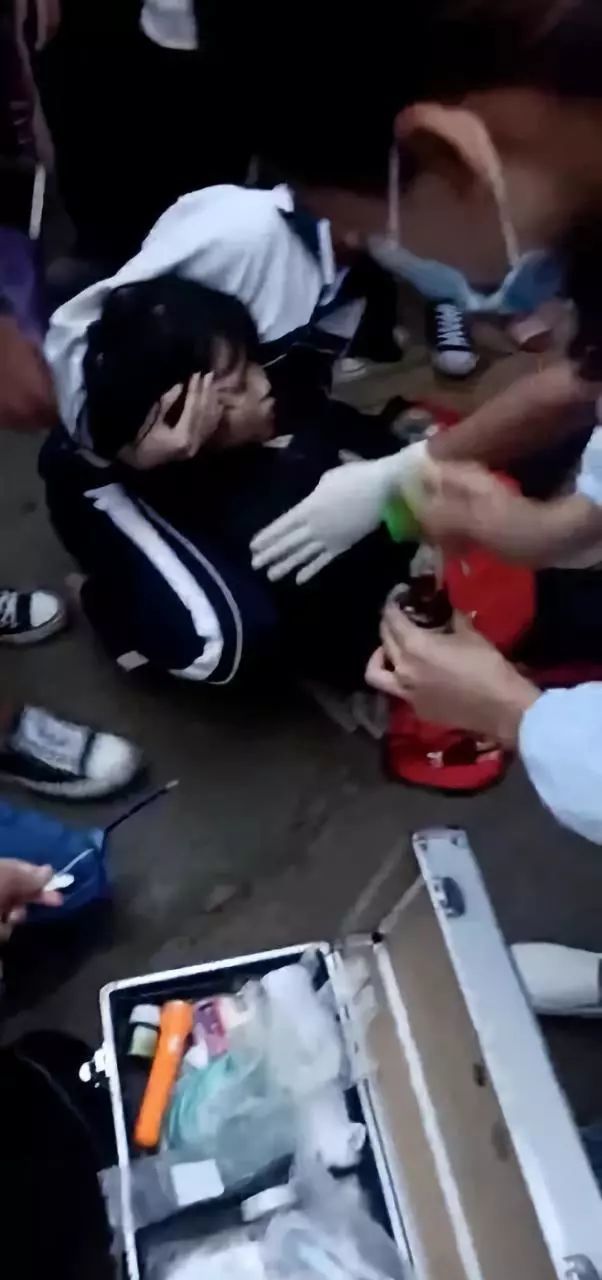 藤县新庆镇又现"鬼火英雄"这次带着妹子撞电线杆