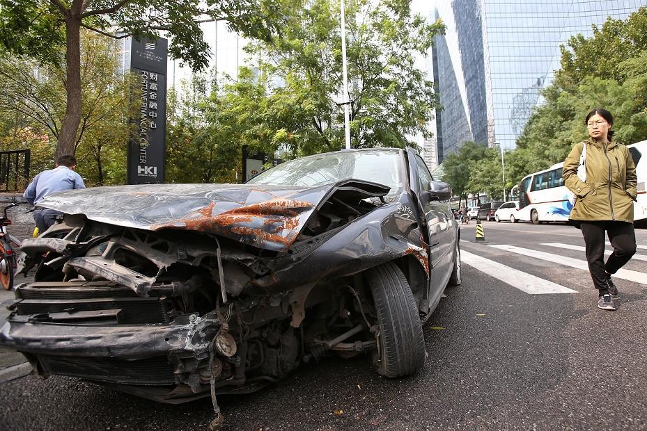 在北京cbd中心 竟停着这样一辆撞报废的僵尸车