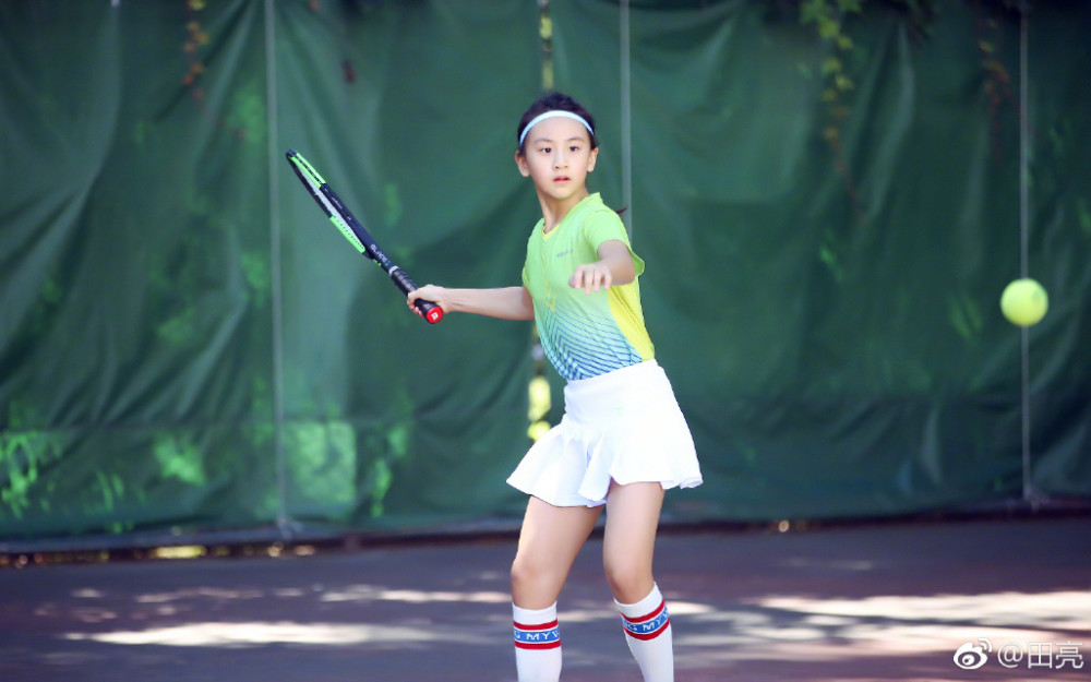 田亮晒女儿打网球近照英姿飒爽,10岁大腿肌肉已很惊人
