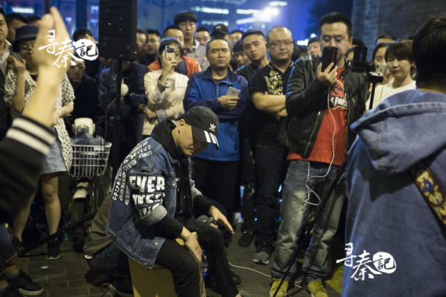 宝哥围着环城公园跑步时,碰见了在公园唱歌的老菊和棍儿