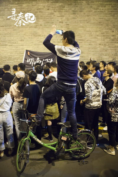 白天里三人都要为生活奔波,他干着装修,宝哥开糕点铺,老菊做着设计,日