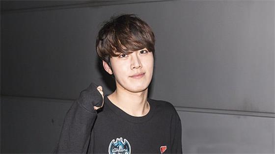 抽签仪式再现电竞花美男? 爱笑少年Watch担任