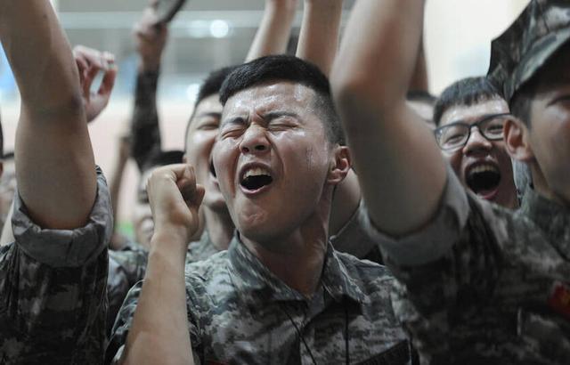 高中女生泳装展示路人为练胆