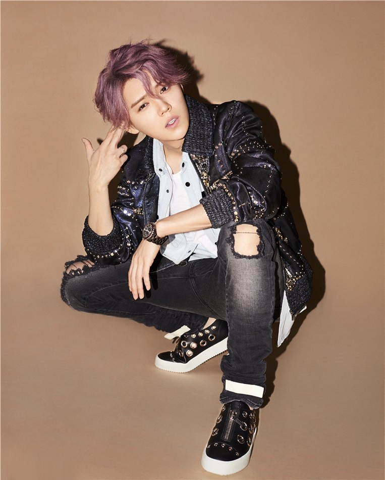 顶流男星鹿晗酷炫粉毛个性迷幻