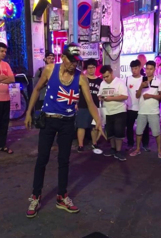网红老头:街上玩魔术,网友:又老又帅,多才多艺!