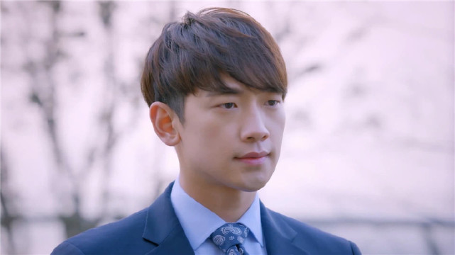 男明星李英宰带着他老婆一起度假,这就引起很多网友的关注了.