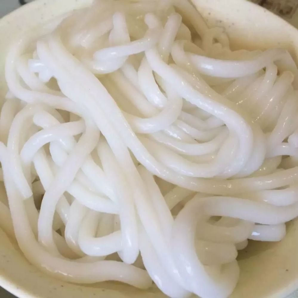 01 酸浆米线 02 对于地道的昆明人来说,吃米线,指的就是吃酸浆米线