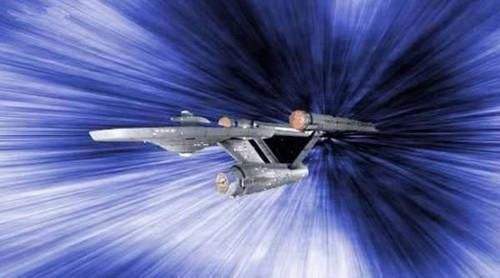 如果飞船以光速飞行,人在飞船里能运动吗?