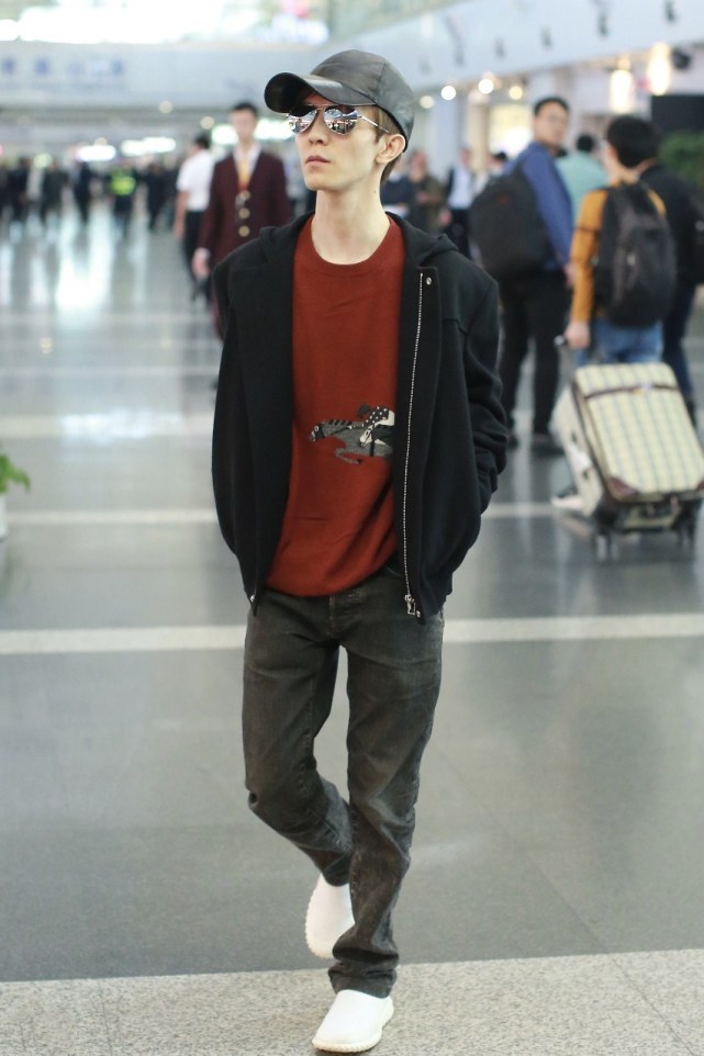 郭敬明机场双手插袋全身大牌贵气十足就是身高令人尴尬
