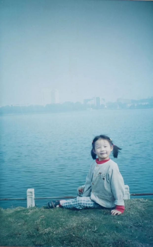 她把吴彦祖放进自己的童年照里,做成GIF贼可爱