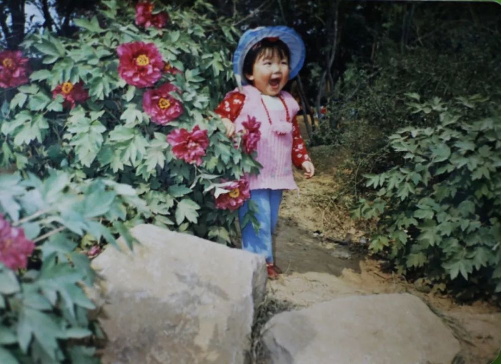 她把吴彦祖放进自己的童年照里,做成GIF贼可爱