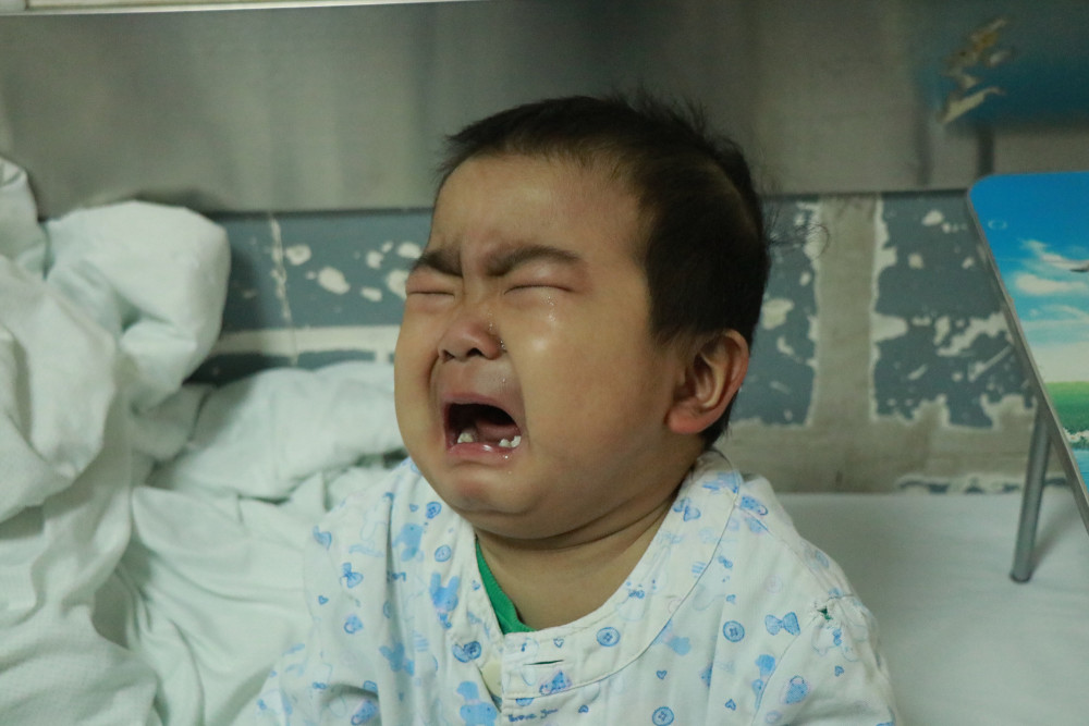 两岁娃发高烧辗转5家医院 化疗后络腮胡10厘米