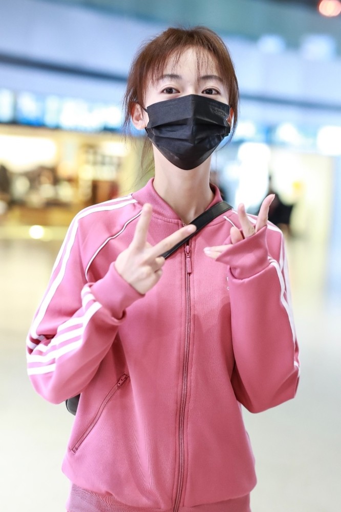吴谨言素颜现身机场各种卖萌小动作