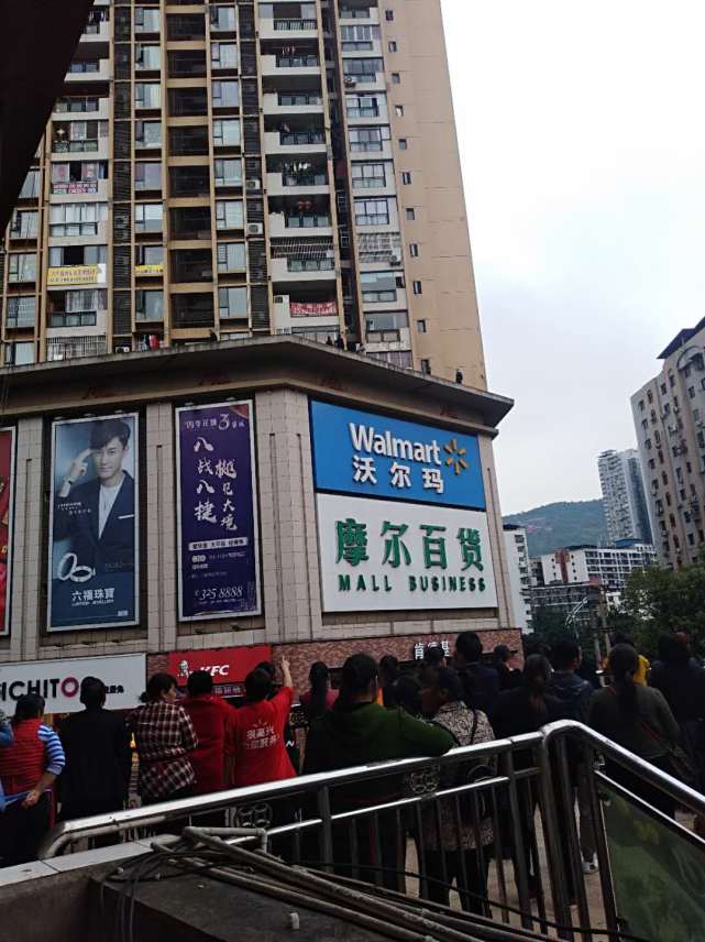 中年男子闹市区坠楼当场身亡 原因有待进一步调查