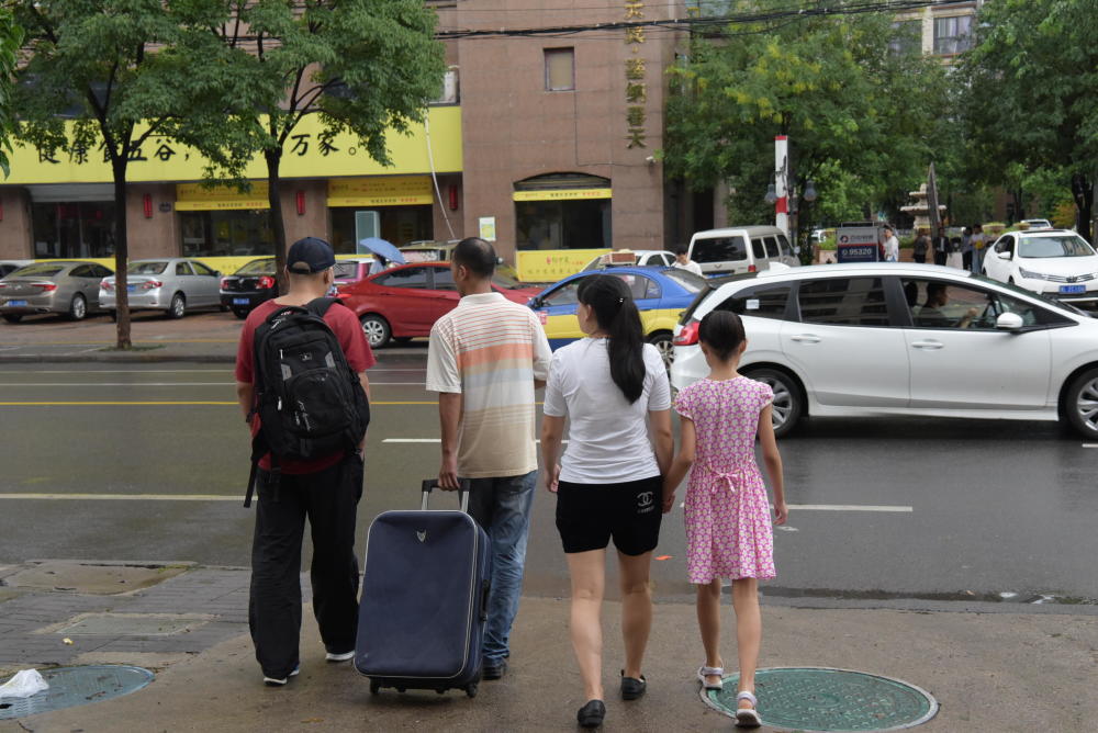 90后小伙患重症又遇熊猫血 嫂子为救他选择