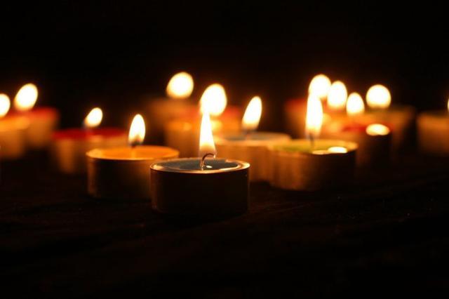 演变到现在,守灵便是亲人们聚在一起,悼念死者,抒发缅怀之情.