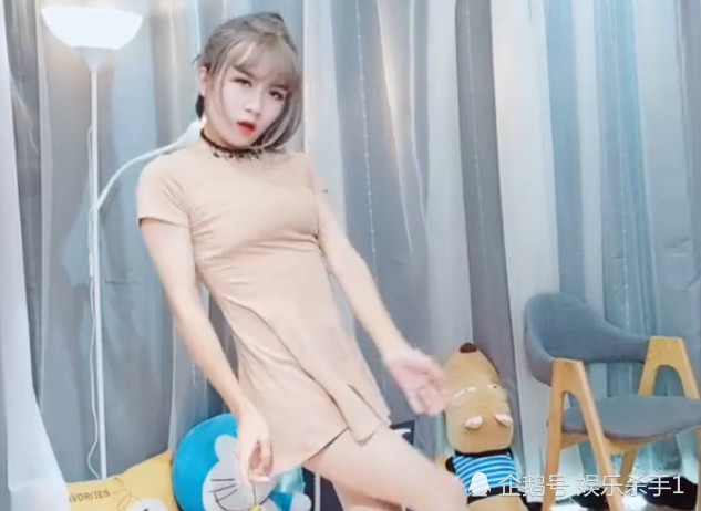 女主播房间跳舞，不慎被男助理拍下幕后样子，网友:还招人吗?