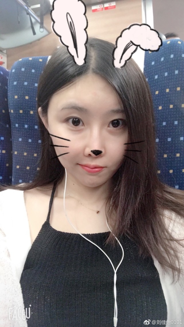 她曾是斗鱼一姐,因为代打被万人唾弃,人气暴跌后沦落为土豪陪玩