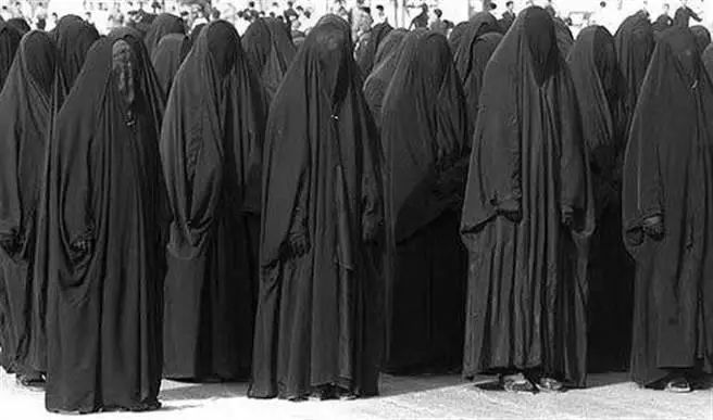 她们是穿黑袍戴头巾的穆斯林,也是玩金属乐队