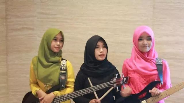 她们是穿黑袍戴头巾的穆斯林,也是玩金属乐队