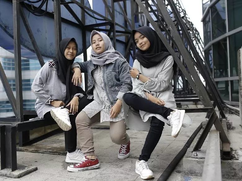 她们是穿黑袍戴头巾的穆斯林,也是玩金属乐队