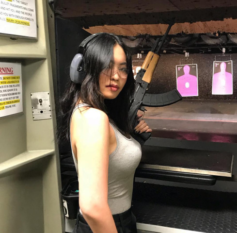 根据外媒体报道,上图就是这次模仿金-卡戴珊的主角,名叫esther ng