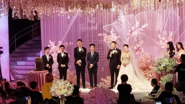 10月19日,郭德纲的爱徒烧饼朱云峰在北京举办婚礼,德云社众人都纷纷