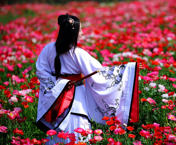 为什么韩国人经常穿韩服,中国人却很少穿汉服