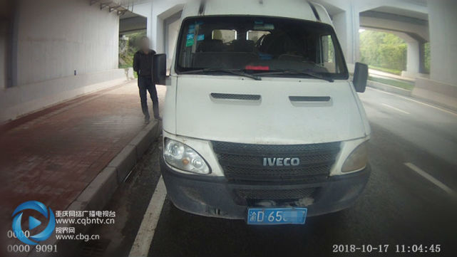 客车违法改“货车” 车主称：为了生活