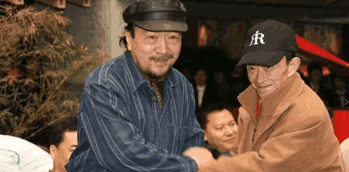 72岁李保田全家近照,和老婆恩爱幸福几十年,儿女双全很低调