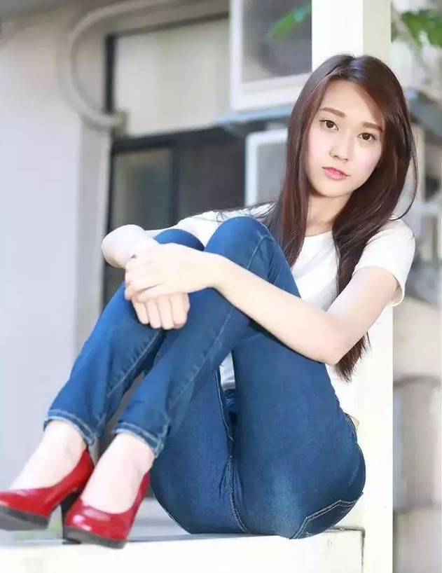 "烂大街"牛仔裤,不仅展现出时尚"小心机"还看呆了整条街的人