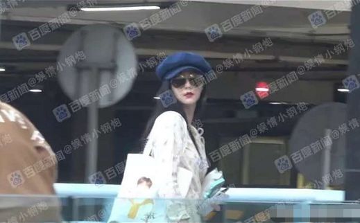 范冰冰携母亲再度露面,拿3只手机,肩背弟弟范