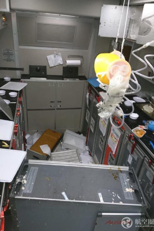 国际航班突遇严重乱流 餐车倒地舱内一片狼藉 8人住院