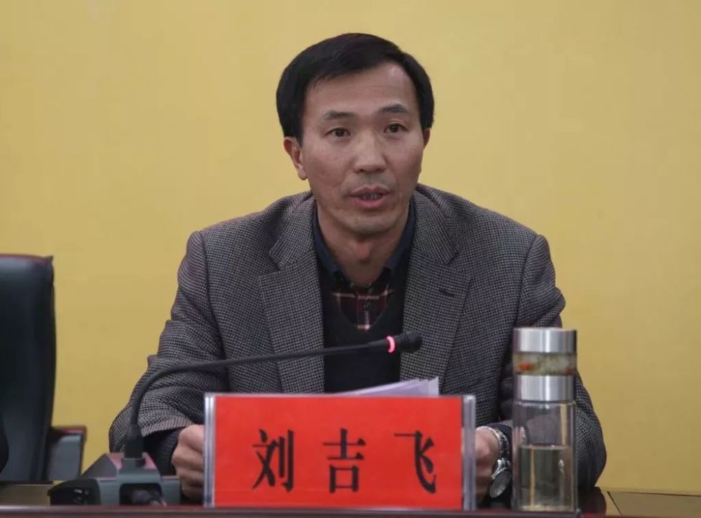 邹跃权,男,汉族,1970年12月生,中央党校大学,中共党员,现任曲靖市纪委