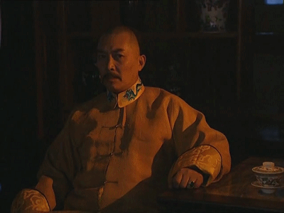 在《雍正王朝》中,雍正的皇后为什么不让年妃参加太后的丧仪?