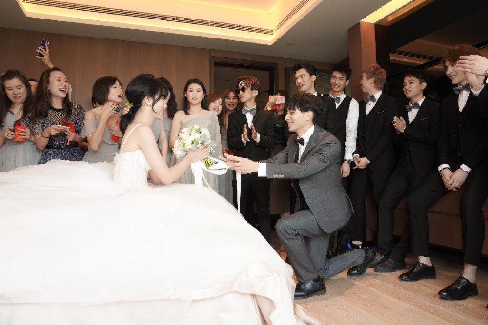 一线超长情左立8年爱情长跑迎娶女友快男十强组豪华伴郎团