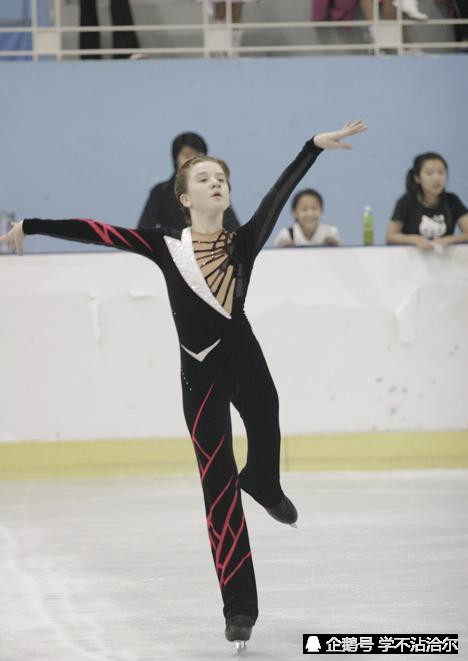 同班同学和拉丽莎结婚,也就是现在戈米沙的母亲,他的母亲是俄罗斯国籍