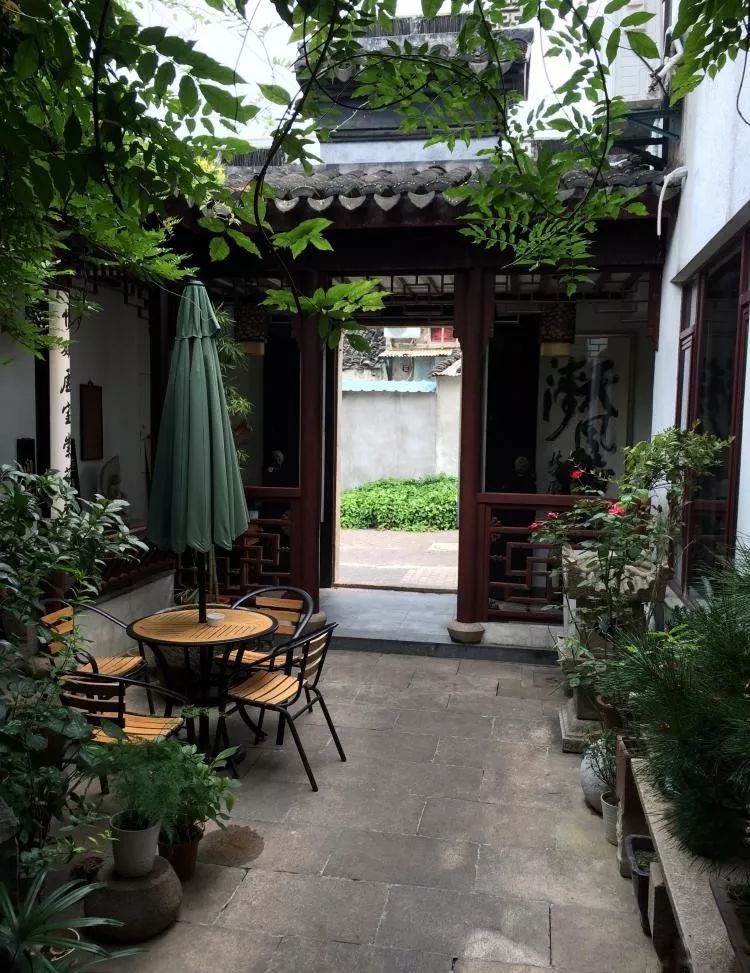 有个院子,喝茶赏蒲