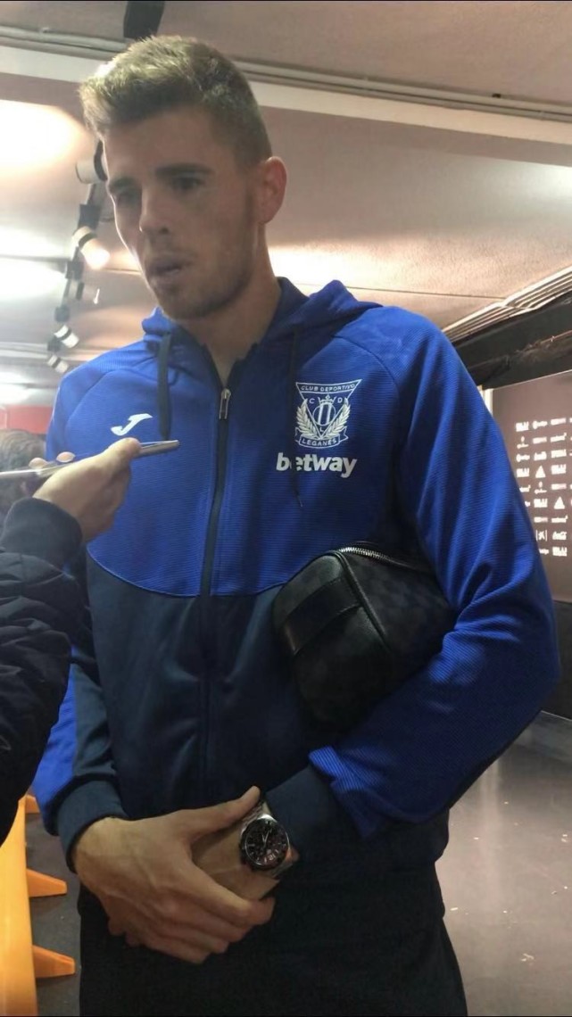 直击-巴萨弃将笑纳大礼遇漫天嘘声 蝙蝠扳平难