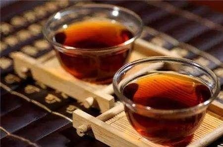 低头看一看自己尿液的颜色 颜色不对 健康可能出问题 腾讯新闻