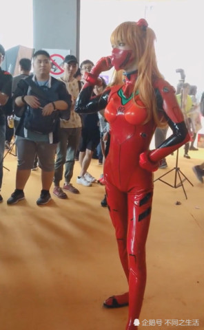 漫展皮衣美女走红,镜头转到下半身后,网友:确定