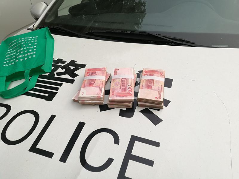 郑州女子女子将6万元现金落在出租车上民警多方查询物归原主