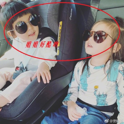 贾静雯晒周末遛娃照,咘咘波妞的表情太可爱了!